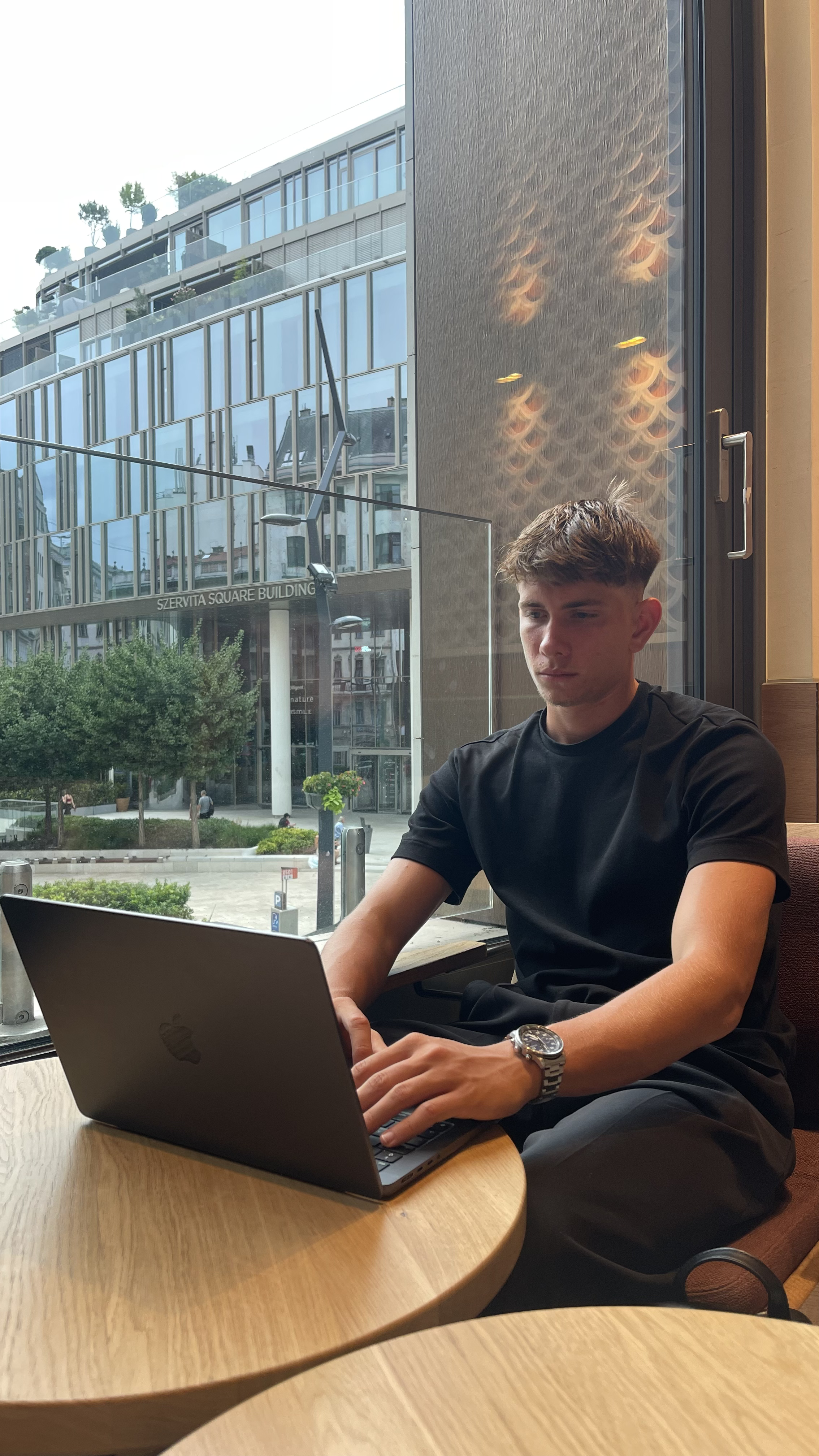 Dezső Mező arbeitet